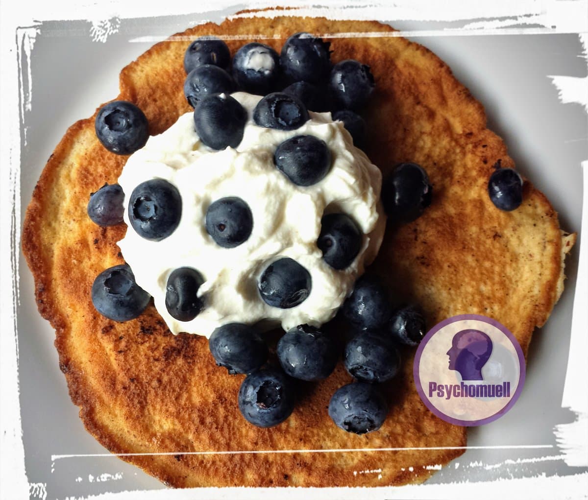 Frühstück: Pfannkuchen mit Sahne + Blaubeeren