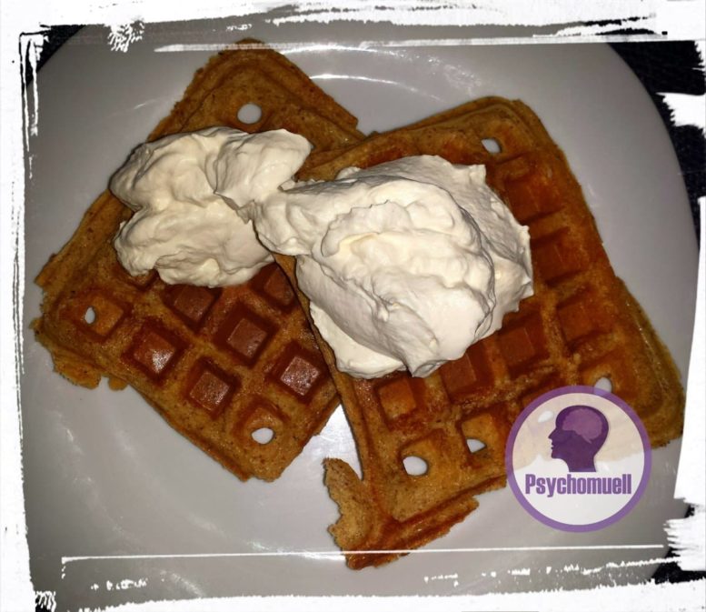 keto-haselnusswaffeln-mit-sahne