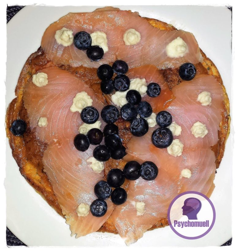 omelette-mit-lachs-und-blaubeeren