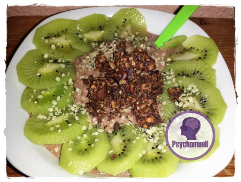 overnight-oats-banane-schoko-mit-kiwi-u-knusper-muesli-topping